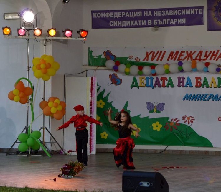 Малчугани от Черноочене участваха в етнофестивал