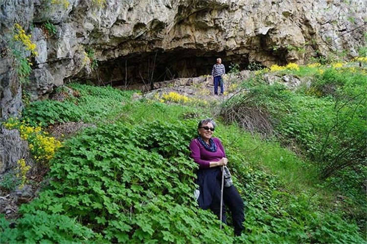 Сред омаята на здравеца пред пещерата Гайряк ин