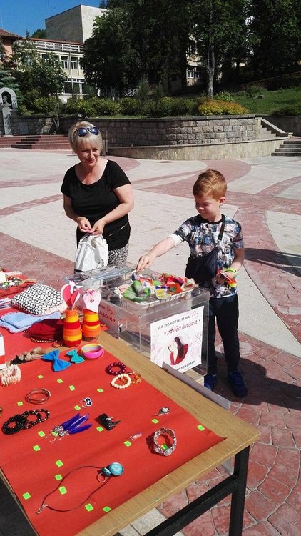 За три дни благотворителният базар събра близо 1130 лева за лечението на Атанаска. Инициативите продължават