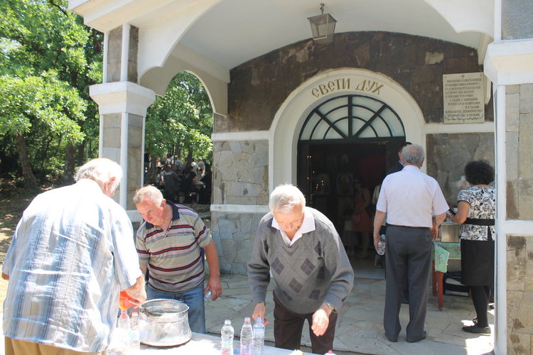 Никола Чанев и Цвета Караянчева поздравиха миряните за празника Свети Дух