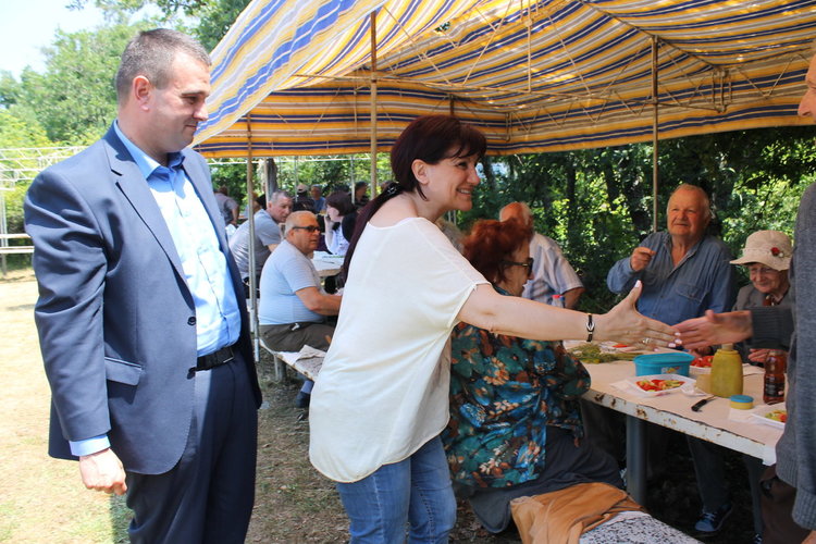 Никола Чанев и Цвета Караянчева поздравиха миряните за празника Свети Дух