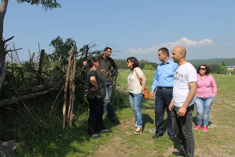 Никола Чанев осигури фургон за семейството с рухналата къща във Вълкович