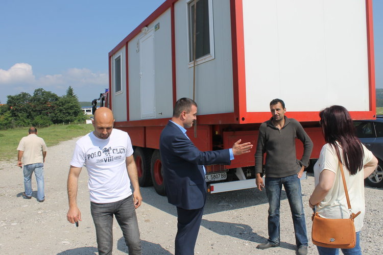 Никола Чанев осигури фургон за семейството с рухналата къща във Вълкович