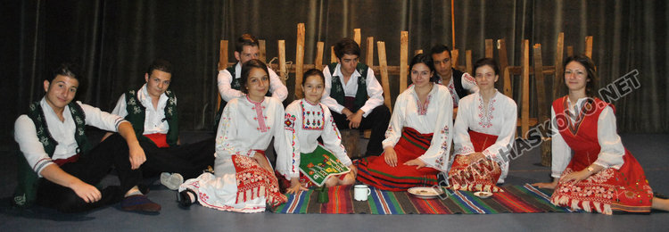 Девойка показва любовта си към змей в Младежкия център