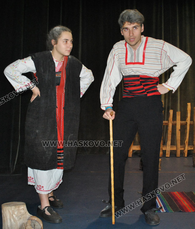 Девойка показва любовта си към змей в Младежкия център