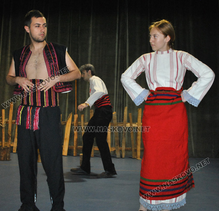 Девойка показва любовта си към змей в Младежкия център