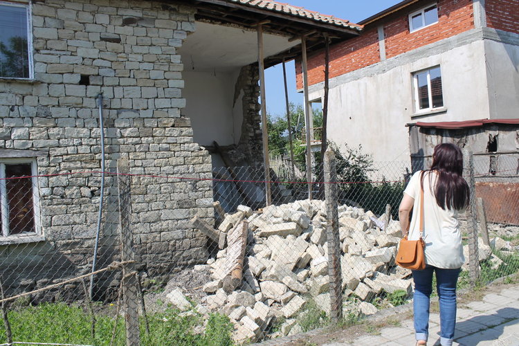 Никола Чанев осигури фургон за семейството с рухналата къща във Вълкович