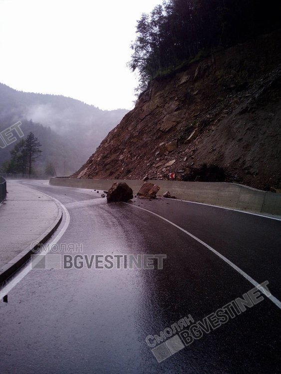 Огромен камък блокира движението по новия път между Смилян и Рудозем