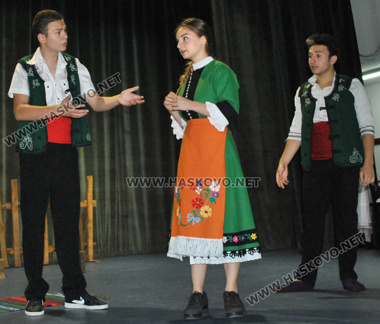 Девойка показва любовта си към змей в Младежкия център