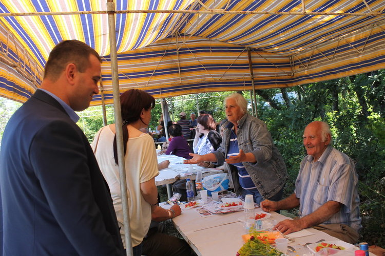 Никола Чанев и Цвета Караянчева поздравиха миряните за празника Свети Дух