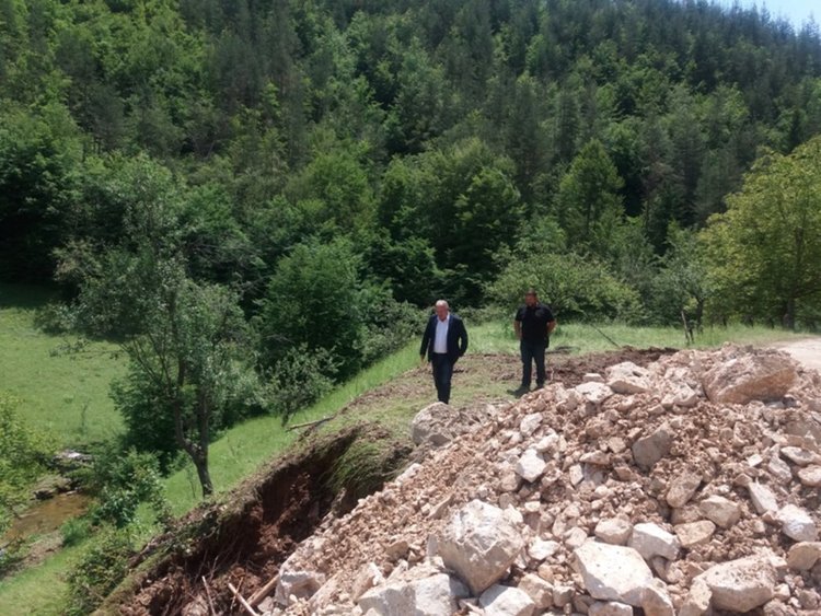 Кметът Мелемов се запозна на място с щетите от проливните дъждове в селата и разпореди спешни мерки