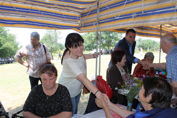 Никола Чанев и Цвета Караянчева поздравиха миряните за празника Свети Дух