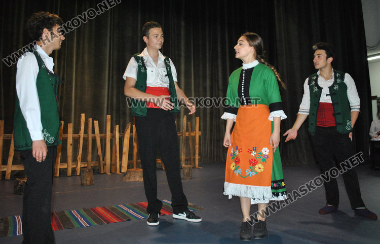 Девойка показва любовта си към змей в Младежкия център