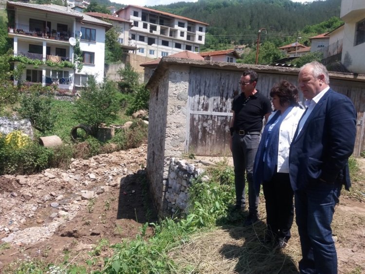 Кметът Мелемов се запозна на място с щетите от проливните дъждове в селата и разпореди спешни мерки