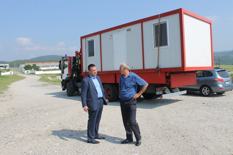 Никола Чанев осигури фургон за семейството с рухналата къща във Вълкович