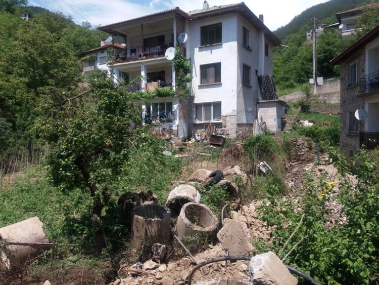 Кметът Мелемов се запозна на място с щетите от проливните дъждове в селата и разпореди спешни мерки