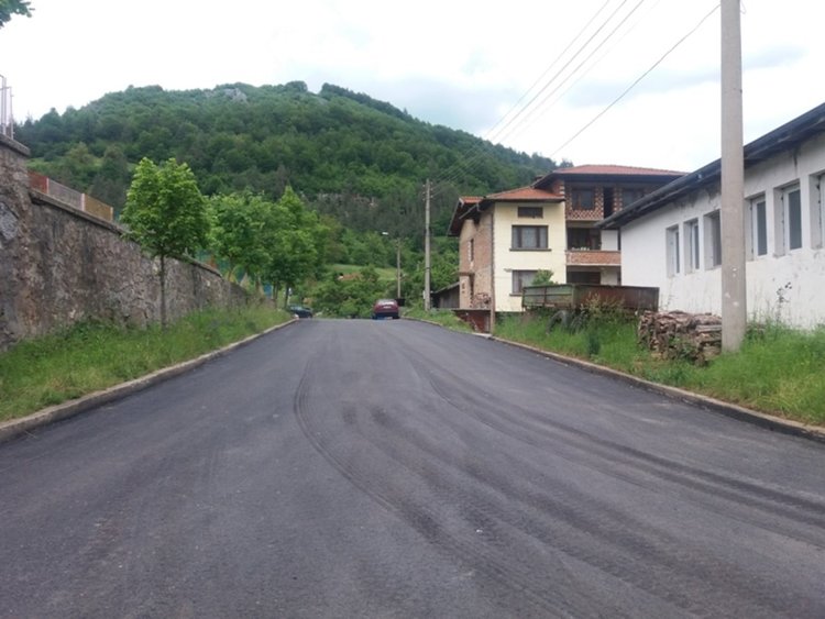 Жителите на Смилян чакат 42 години нов асфалт по улиците, благодарни са на Мелемов 