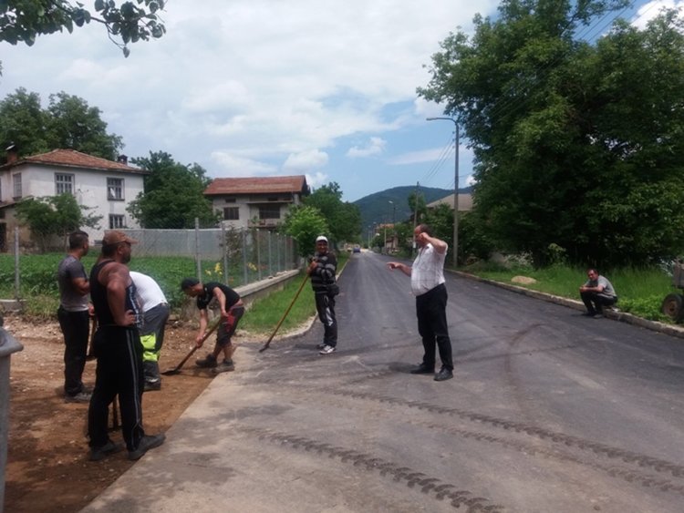 Жителите на Смилян чакат 42 години нов асфалт по улиците, благодарни са на Мелемов 
