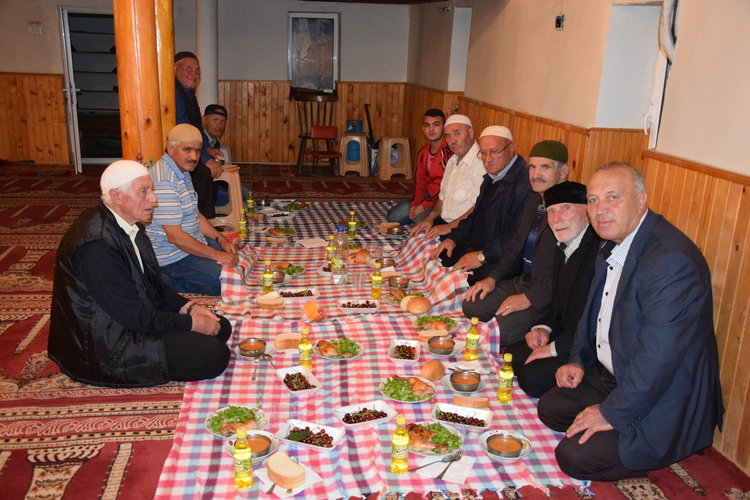 Бай Мехмед от Млечино даде ифтар за хората в Млечино