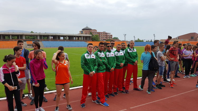 Царската гимназия с купа от Републиканските игри по лека атлетика