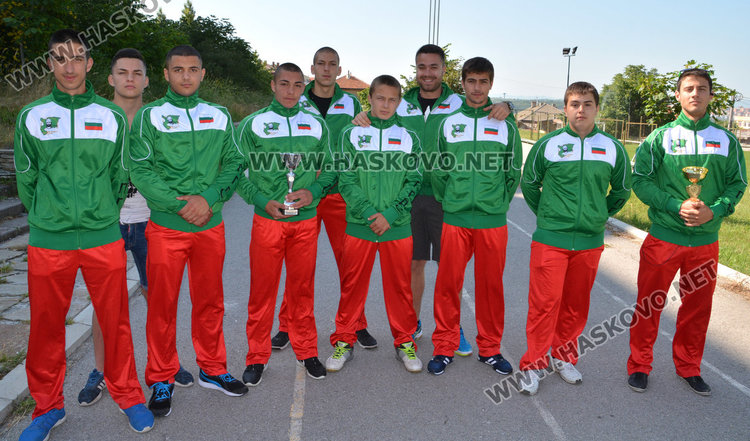 Царската гимназия с купа от Републиканските игри по лека атлетика
