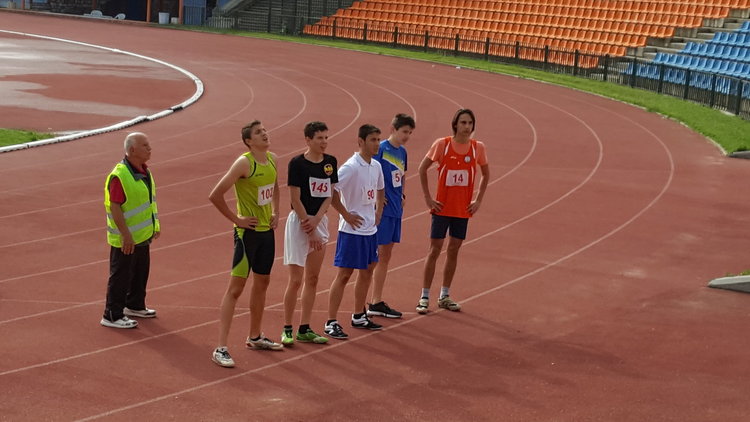 Царската гимназия с купа от Републиканските игри по лека атлетика