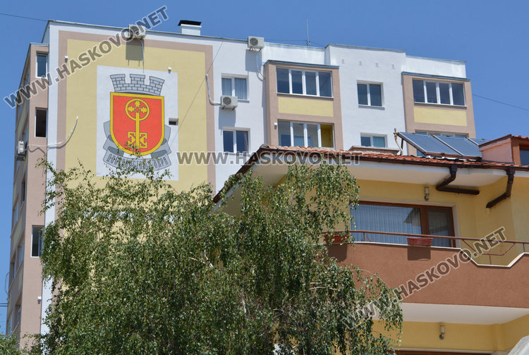 Гербът на Хасково и ликът на Левски украсиха санирани блокове