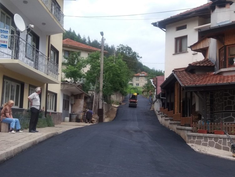 Жителите на Смилян чакат 42 години нов асфалт по улиците, благодарни са на Мелемов 