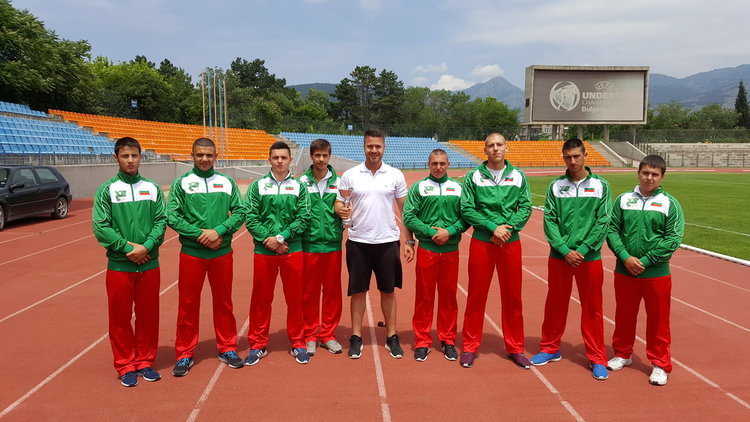 Царската гимназия с купа от Републиканските игри по лека атлетика