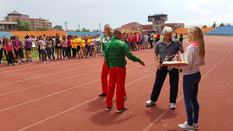 Царската гимназия с купа от Републиканските игри по лека атлетика