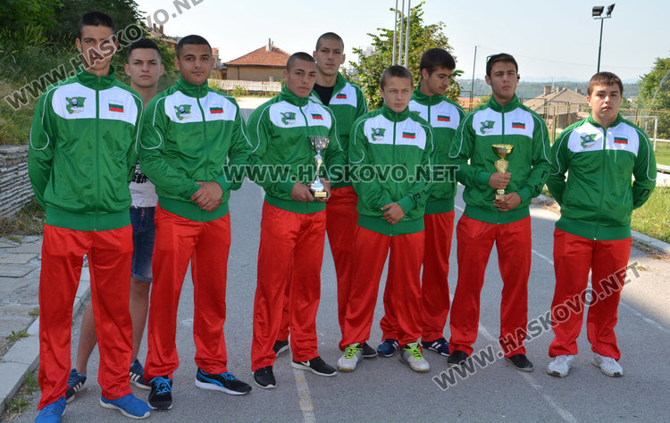 Царската гимназия с купа от Републиканските игри по лека атлетика