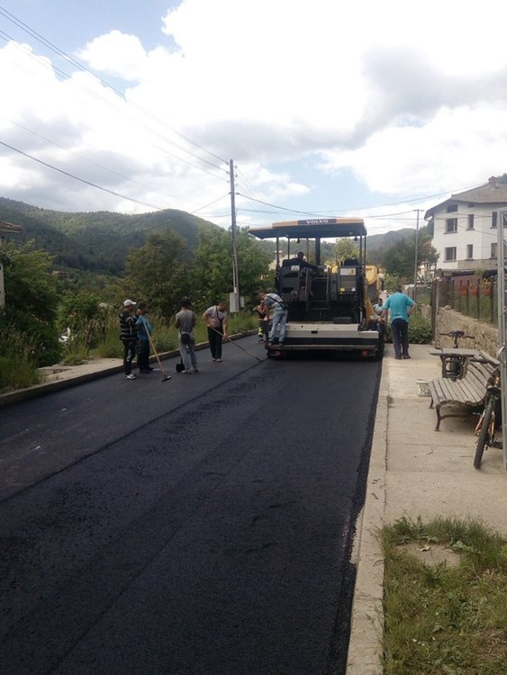 Жителите на Смилян чакат 42 години нов асфалт по улиците, благодарни са на Мелемов 