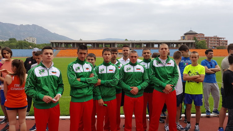 Царската гимназия с купа от Републиканските игри по лека атлетика