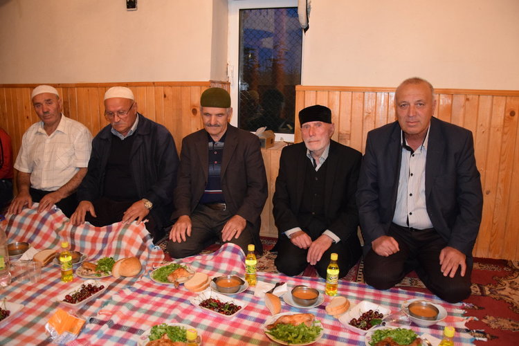 Бай Мехмед от Млечино даде ифтар за хората в Млечино
