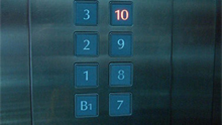 Асансьор с първокласничка пропадна в шахтата