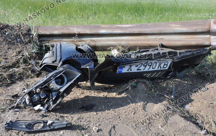 Две коли се обърнаха, трета потрошена заради необозначен ремонт край Хасково