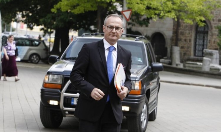 Колата на НСО, която вози Панов, била с развити болтове