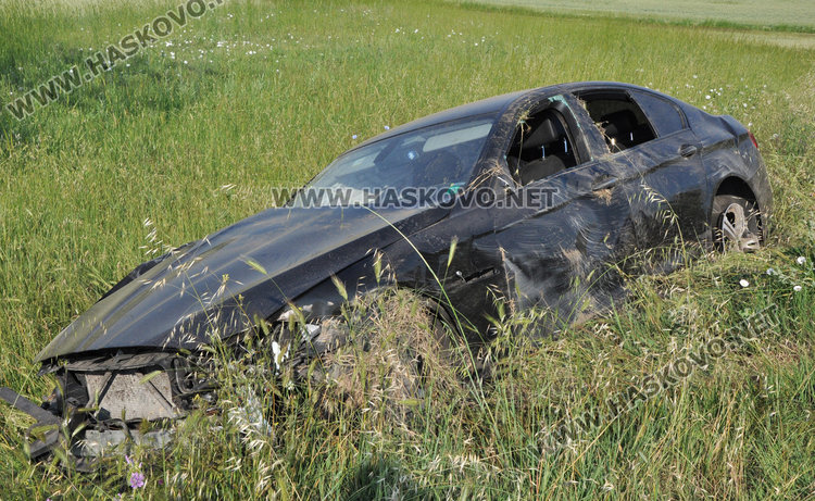 Две коли се обърнаха, трета потрошена заради необозначен ремонт край Хасково