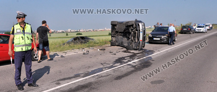 Две коли се обърнаха, трета потрошена заради необозначен ремонт край Хасково