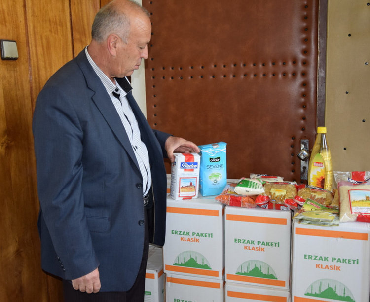 Изселник дари хранителни продукти на социално слаби в Млечино