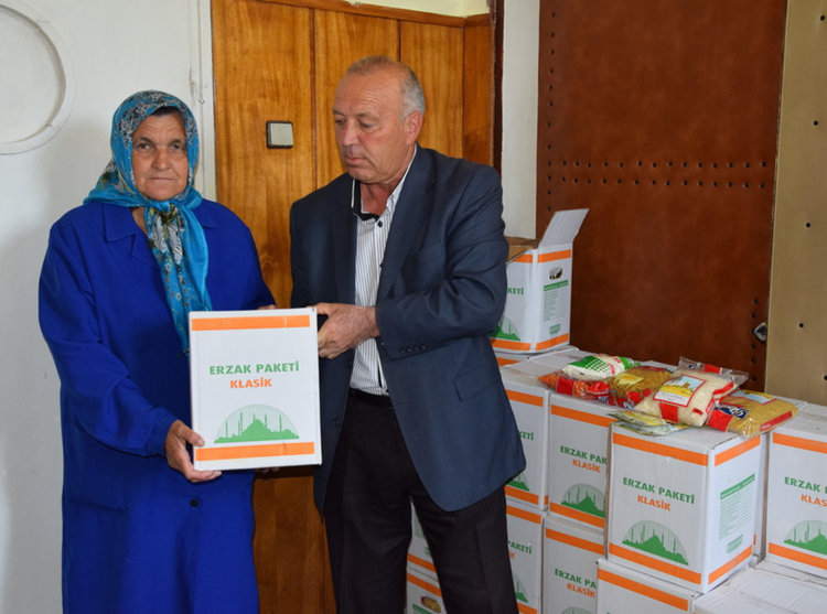 Изселник дари хранителни продукти на социално слаби в Млечино