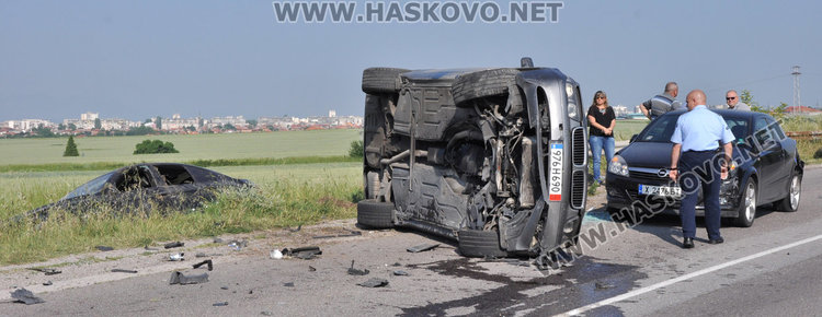 Две коли се обърнаха, трета потрошена заради необозначен ремонт край Хасково