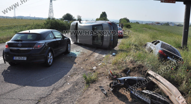 Две коли се обърнаха, трета потрошена заради необозначен ремонт край Хасково