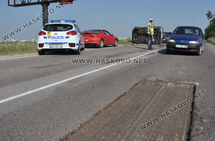 Две коли се обърнаха, трета потрошена заради необозначен ремонт край Хасково