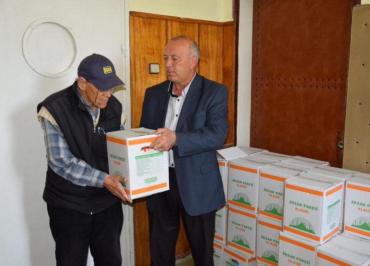 Изселник дари хранителни продукти на социално слаби в Млечино