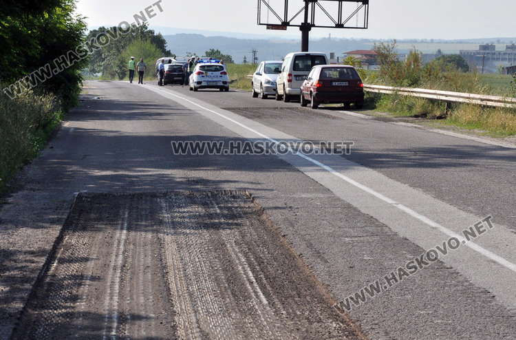 Две коли се обърнаха, трета потрошена заради необозначен ремонт край Хасково