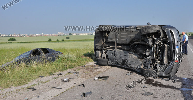 Две коли се обърнаха, трета потрошена заради необозначен ремонт край Хасково
