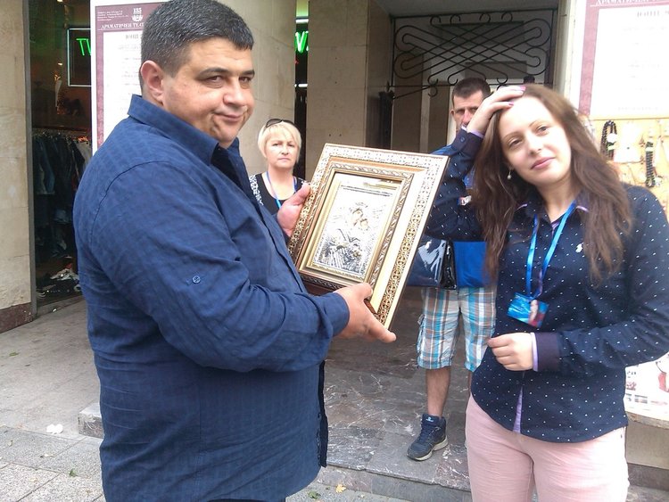 Осветена икона от Бачковския манастир ще пази Атанаска, дариха я игуменът Архимандрит Симон и кметът на Забърдо Валентин Черпоков