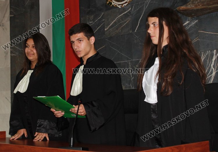 Симулативен съдебен процес на Международния съд в Хага по темата за тракийските бежанци организираха възпитаници на Професионалната гимназия "Проф.д-р Асен Златаров