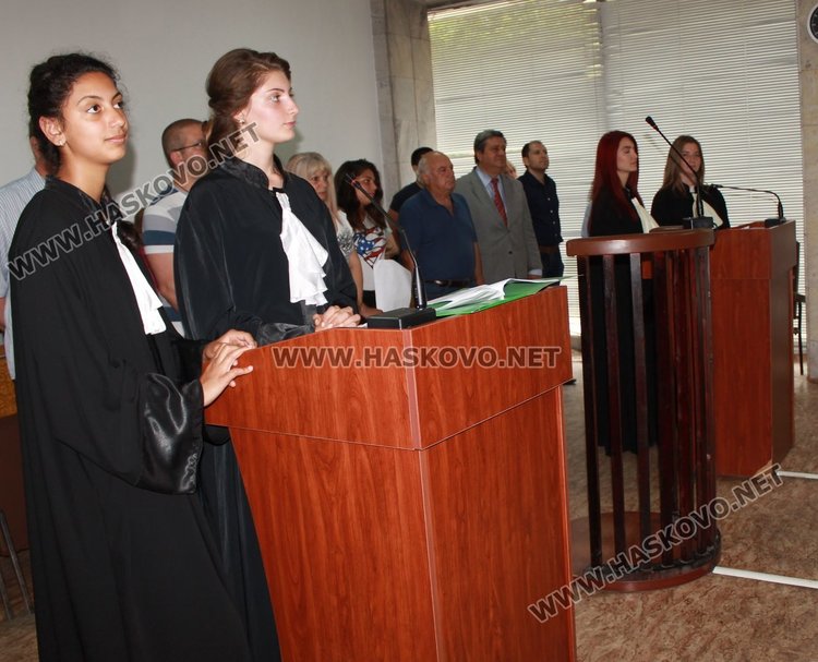 Ученици разрешиха в съда въпроса за обезщетенията на тракийските бежанци